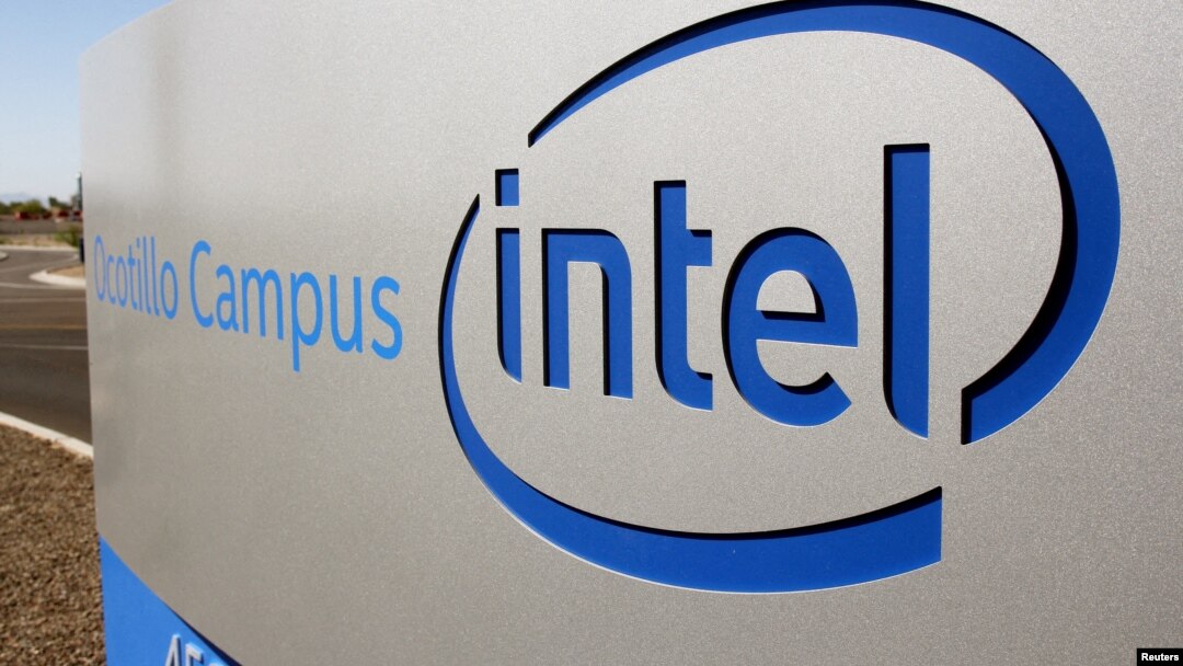Logo Intel Corporation terlihat di luar lokasi produksi mikroprosesor Fab 42 di kota Chandler, Arizona (foto: dok). 