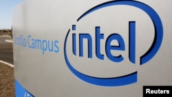 Logo Intel Corporation terlihat di luar lokasi produksi mikroprosesor Fab 42 di kota Chandler, Arizona (foto: dok). 