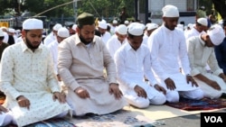 FILE - Muslims pray in Kolkata during the biggest annual Islamic festival of Eid al-Fitr, Apr. 22, 2023. Muslims in India are anxious as the government implements CAA across the country. (Shaikh Azizur Rahman for VOA)