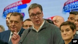 Aleksandar Vučić, predsednik Srbije, tokom obraćanja u izbornom štabu Srpske napredne stranke (Foto: AP/Darko Vojinovic)