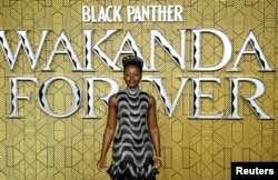 Lupita Nyong'o menghadiri pemutaran perdana "Black Panther: Wakanda Forever", di London, Inggris 3 November 2022. (REUTERS/Toby Melville)