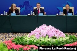 Mantan Menteri Perdagangan Australia Craig Emerson dan mantan Menteri Luar Negeri China Li Zhaoxing pada Dialog Tingkat Tinggi China-Australia ke-7 di Beijing, China, 7 September 2023. (Foto: REUTERS/Florence Lo/Pool)