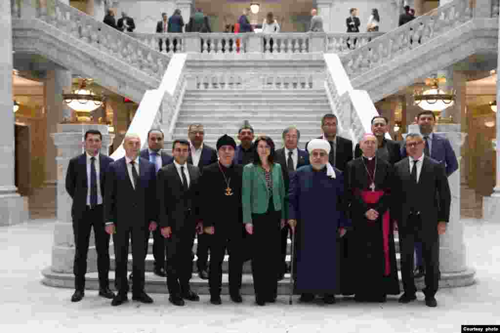 Azərbaycan nümayəndə heyətinin üzvləri Yuta ştatının vitse-qubernatoru Diedre Hendersonla görüşüb, 1 mart, 2023. (Foto-Qafqaz Müsəlmanları İdarəsi)