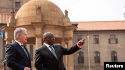 တောင်အာဖရိကသမ္မတ Cyril Ramaphosa (ယာ) နဲ့  တရားဝင်ခရီးစဥ်နဲ့ရောက်နေတဲ့ ဖင်လန်သမ္မတ Sauli Niinisto (ဝဲ) တို့ကို ပရီတိုးရီးယားမြို့က Union Buildings မှာတွေ့ရစဥ်။ (ဧပြီ ၂၅၊ ၂၀၂၃)
