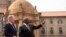 တောင်အာဖရိကသမ္မတ Cyril Ramaphosa (ယာ) နဲ့  တရားဝင်ခရီးစဥ်နဲ့ရောက်နေတဲ့ ဖင်လန်သမ္မတ Sauli Niinisto (ဝဲ) တို့ကို ပရီတိုးရီးယားမြို့က Union Buildings မှာတွေ့ရစဥ်။ (ဧပြီ ၂၅၊ ၂၀၂၃)