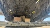 ARCHIVO - Un C-17 estadounidense con ayuda militar permanece estacionado a la base aérea de Nevatim, en el desierto de Israel, el 13 de octubre de 2023. 