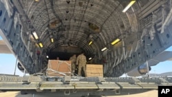 Një avion transportues amerikan C-17 duke shkarkuar municione për Izraelin në bazën ajrore Nevatim, Izrael