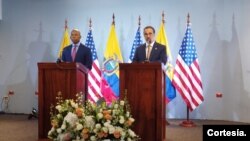 El alcalde de Nueva York, Eric Adams (izq.) junto al canciller ecuatoriano Gustavo Manrique, en Quito, la capital de Ecuador, el 6 de octubre de 2023. [Foto cortesía Cancillería de Ecuador].