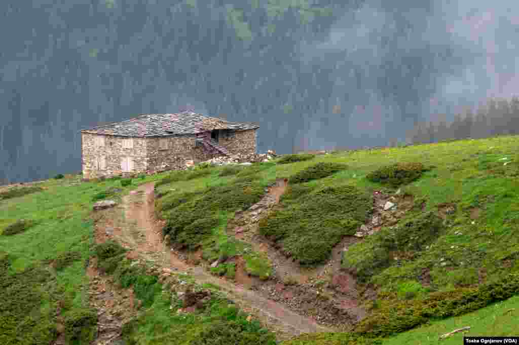 Shar Mountain - nature beauty and waste / Шар Планина - природна уникатност нарушена со отпад 