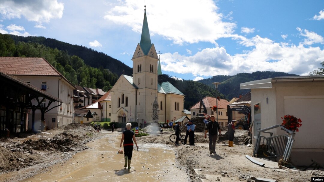 Oštećene zgrade u mestu Crna na Koroskem (FOTO: Reuters/Borut Zivulovic)