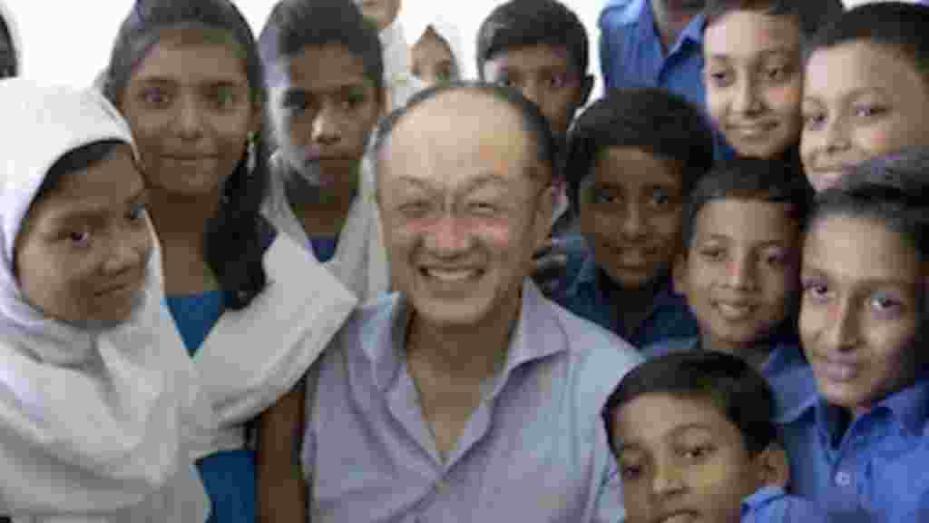২০১৬ সালের অক্টোবরে প্রেসিডেন্ট কিম দুই দিনের সফরে বাংলাদেশে এসেছিলেন। রেকর্ড সময়ে দারিদ্র্য হ্রাস করতে বাংলাদেশের উল্লেখযোগ্য কৃতিত্বকে চিহ্নিত করতে ও দারিদ্র্য পরিসমাপ্তি দিবস উদযাপন করতে তার এই সফর। ১৯৯১ সালের ৪৩.৫ শতাংশ থেকে দারিদ্র্য হ্রাস পেয়ে ২০২০ অর্থবর্ষে তা দাঁড়ায় ১২.৫ শতাংশে।&nbsp; জলবায়ু পরিবর্তন নিয়ে জেলার উদ্যোগ ও প্রতিক্রিয়া কী তা পর্যবেক্ষণ করতে তিনি বরিশালেও গিয়েছিলেন। প্রেসিডেন্ট কিম জলবায়ু সংক্রান্ত প্রকল্পের জন্য ২ হাজার কোটি ডলারের ঘোষণা করেন।