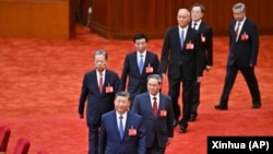 中共官媒新华社2024年7月18日发布照片显示中共领导人习近平带领他的政治局常委成员: 从前排起习近平、李强、赵乐际、王沪宁、蔡奇、丁薛祥、李希。