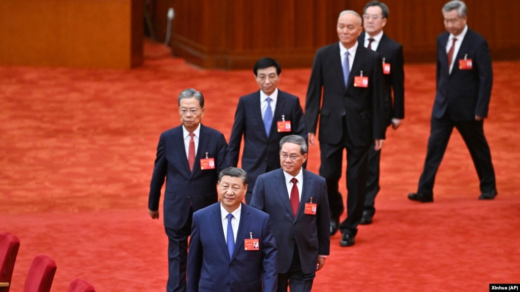 中共官媒新华社2024年7月18日发布照片显示,中共领导人习近平带领他的政治局常委成员出席中共二十届三中全会。