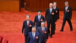 中共官媒新华社2024年7月18日发布照片显示，中共领导人习近平带领他的政治局常委成员出席中共二十届三中全会。