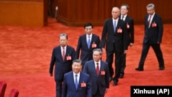 中共官媒新华社2024年7月18日发布照片显示，中共领导人习近平带领他的政治局常委成员出席中共二十届三中全会。