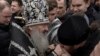 Un sacerdote principal de la Iglesia Ortodoxa Ucraniana bendice a los feligreses en el complejo del monasterio Kyiv Pechersk Lavra en Kiev, Ucrania, el miércoles 29 de marzo de 2023.