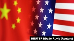 Banderas de EEUU y China.