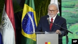 Presiden Brazil Luiz Inacio Lula da Silva dalam sebuah upacara di bendungan pembangkit listrik tenaga air Itaipu di perbatasan bersama dengan Paraguay, di Foz do Iguaçu, Brazil, Kamis, 16 Maret 2023. (AP/Jorge Saenz)