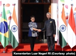 Menteri Luar Negeri RI Retno Marsudi bersama Menteri Luar Negeri India Subrahmanyam Jaishankar bertemu di sela-sela pertemuan menteri luar negeri G20 di New Delhi, India, 2 Maret 2023. (Foto: Kemenlu RI)