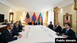 دیدار نیکول پاشینیان و الهام علی‌اف، رهبران ارمنستان و آذربایجان، با حضور آنتونی بلینکن، وزیر امور خارجه آمریکا.