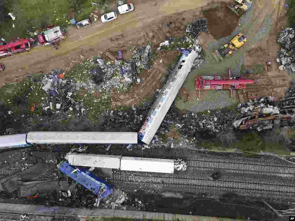 The wreckage of the trains lie on the rail lines after Tuesday&#39;s deadly rail crash, about 376 kilometres (235 miles) north of Athens, near Larissa city, Greece.