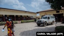 ARCHIVES - Une ambulance à l'entrée de l'hôpital de N'zerekore en Guinée, le 24 février 2021.