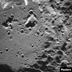 Gambar yang diambil dari kamera pesawat ruang angkasa Luna-25 menunjukkan kawah Zeeman, 17 Agustus 2023. (Foto: Roscosmos via Reuters)