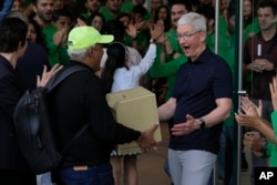 លោក Tim Cook នាយក​ប្រតិបត្តិ​នៃ​ក្រុមហ៊ុន Apple ភ្ញាក់​ បន្ទាប់ពីបានឃើញម៉ាស៊ីន Macintosh Classic ចាស់​មួយ​គ្រឿង​ដែល​ភ្ញៀវ​ម្នាក់​បាន​យក​មក​ឱ្យ​លោក​ក្នុង​អំឡុងពេល​នៃ​ការ​បើក​ហាង Apple Inc. ដំបូង​បង្អស់​នៅ​ទីក្រុង Mumbai ប្រទេស​ឥណ្ឌា ថ្ងៃទី១៨ ខែមេសា ឆ្នាំ២០២៣។