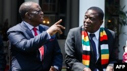 Rais wa Zimbabwe Emmerson Mnangagwa (kulia) akiwa na makamu wa rais Constantino Chiwenga (kushoto) wakati wa hafla ya kuwaapisha mawaziri wapya wa Baraza la Mawaziri huko Harare Septemba 10, 2018. Picha na Jekesai NJIKIZANA / AFP.