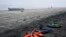 Yon bato ak ves sovtaj sou plaj Blacks Beach, nan San Diego, Dimanch 12 Mas, 2023.
