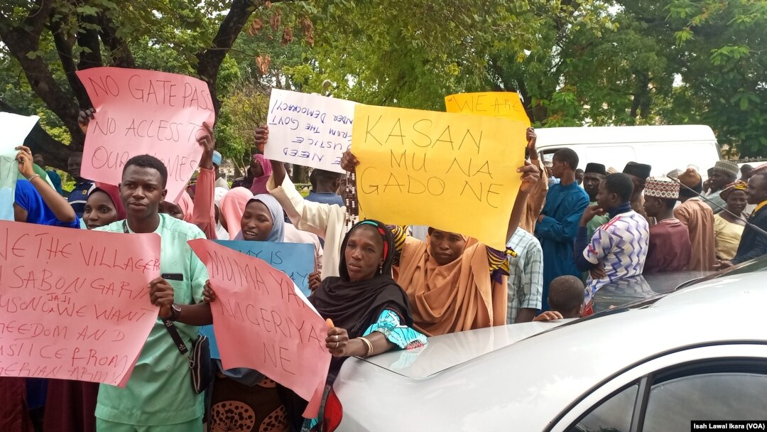 Manoma da suka kai karar sojojin Jaji a harabar babbar kotun Jihar Kaduna