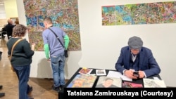 Outsider Art Fair 2023. Даниел Мозер показывает свои работы посетителям, галерея-студия KUNSTRAUM
