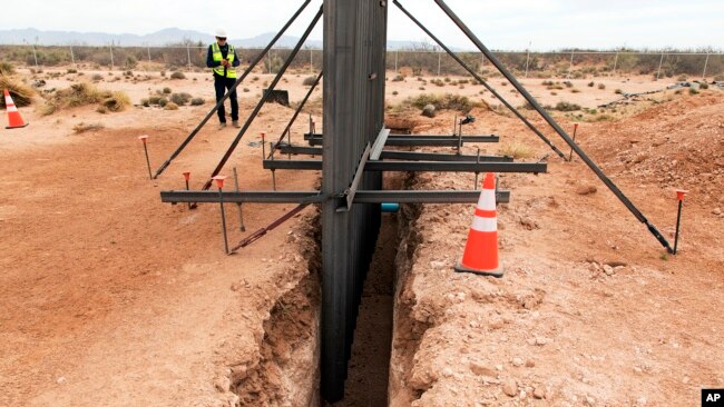 En esta imagen del 6 de abril de 2018 cortesía de la Oficina de Aduanas y Protección Fronteriza, se observa el nuevo tipo de muro fronterizo que reemplazará a las malla existente cerca del puerto de ingreso de Santa Teresa, Nuevo México. 