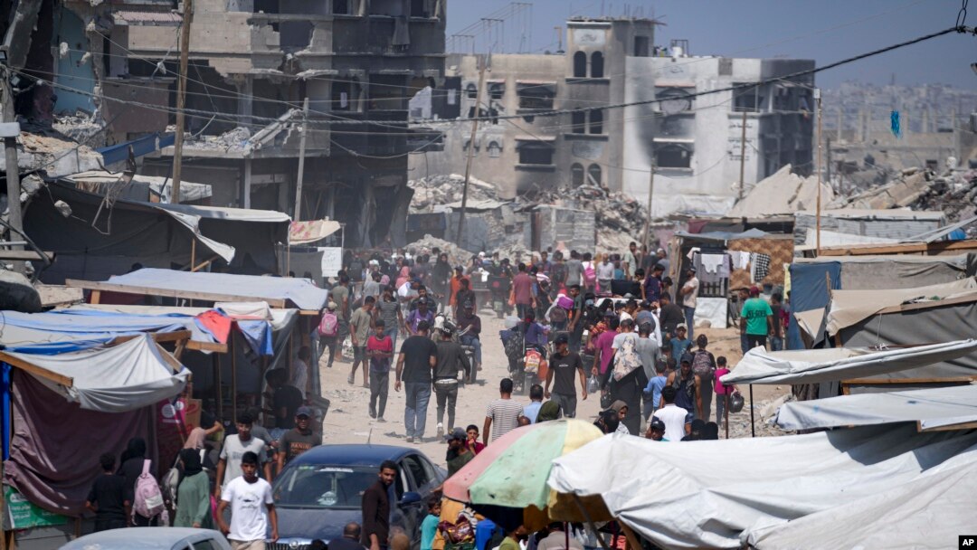 Warga Palestina mengungsi dari sebagian Khan Younis menyusul perintah evakuasi tentara Israel untuk meninggalkan bagian timur kota terbesar kedua Jalur Gaza tersebut, Senin, 22 Juli 2024. (Abdel Kareem Hana/AP)