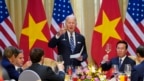 Tổng thống Mỹ Joe Biden nâng cốc khi phát biểu tại bữa tiệc do Chủ tịch Việt Nam Võ Văn Thưỡng chiêu đãi tại Hà Nội hôm 11/9.