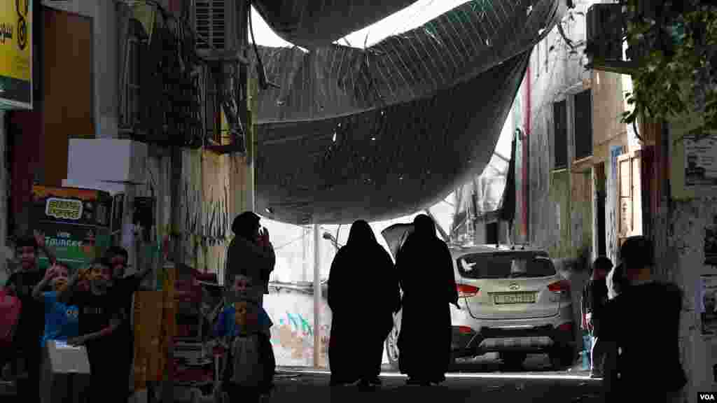 Dos mujeres musulmanas caminan por las calles del campo de refugiados palestinos de Nur Shams, en Tulkarem, Cisjordania.