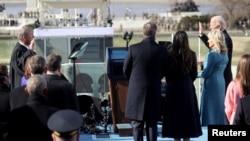 Joe Biden jura su cargo como 46º presidente de Estados Unidos durante su toma de posesión. REUTERS/Jonathan Ernst/Pool