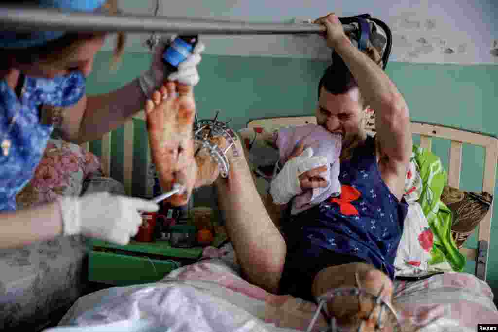 1 de abril de 2022: En un hospital a las afueras de Járkov, una enfermera trata las heridas de un hombre que se vio afectado durante un ataque con misiles.&nbsp;