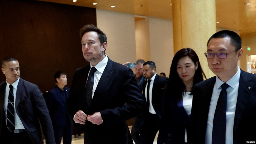 资料照片：特斯拉首席执行官马斯克与特斯拉高管一道离开北京的一家酒店。(2023年5月31日)(photo:VOA)