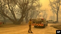 Pripadnici vatrogasne službe u Teksasu (Foto: Flower Mound Fire Department via AP)