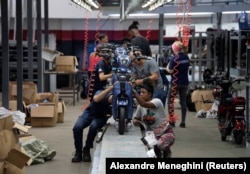 Workers assemble scooters at the Caribbean Electric Vehicles (VEDCA) factory in Havana, Cuba, July 15, 2024. (REUTERS/Alexandre Meneghini)