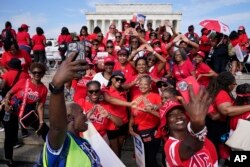 Anggota Delta Sigma Theta Sorority Inc. berfoto di depan Lincoln Memorial di Washington, saat mereka berkumpul untuk memperingati 60 tahun March on Washington untuk Pekerjaan dan Kebebasan, 26 Agustus 2023. (Foto: AP)