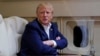 ARCHIVO - El expresidente Donald Trump habla con reporteros mientras vuela en su avión después de un mitin de campaña en el Aeropuerto Regional de Waco, en Waco, Texas, el 25 de marzo de 2023, mientras se dirigía a West Palm Beach, Florida. 