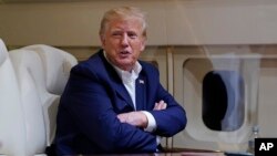 ARCHIVO - El expresidente Donald Trump habla con reporteros mientras vuela en su avión después de un mitin de campaña en el Aeropuerto Regional de Waco, en Waco, Texas, el 25 de marzo de 2023, mientras se dirigía a West Palm Beach, Florida. 