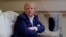 ARCHIVO - El expresidente Donald Trump habla con reporteros mientras vuela en su avión después de un mitin de campaña en el Aeropuerto Regional de Waco, en Waco, Texas, el 25 de marzo de 2023, mientras se dirigía a West Palm Beach, Florida. 