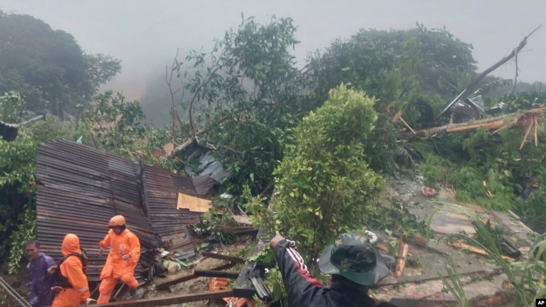 Tim SAR mencari korban di lokasi tanah longsor yang melanda sebuah desa di Pulau Serasan, Kabupaten Natuna, Senin, 6 Maret 2023. (BNPB via AP)