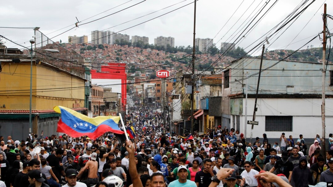 Demonstran turun ke jalan di area Catia, Caracas, venezuela, menentang hasil pemilihan presiden, pada 29 Juli 2024. (Foto: AP/Cristian Hernandez)