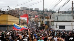 Demonstran turun ke jalan di area Catia, Caracas, venezuela, menentang hasil pemilihan presiden, pada 29 Juli 2024. (Foto: AP/Cristian Hernandez)