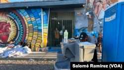 Lavamanos portátil ubicado para el uso de los migrantes en la zona aledaña a la iglesia del Sagrado Corazón en El Paso, Texas.