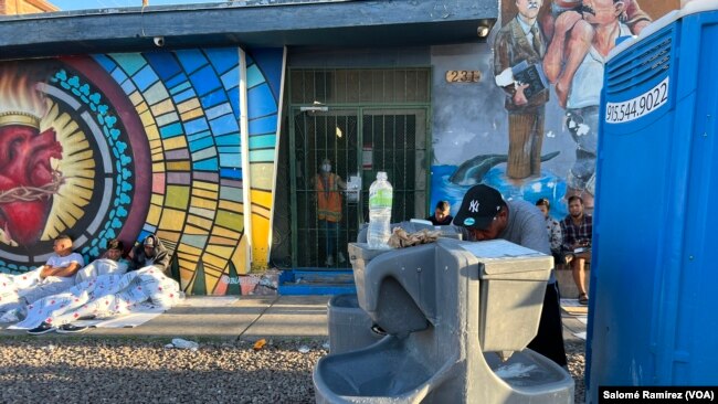 Lavamanos portátil ubicado para el uso de los migrantes en la zona aledaña a la iglesia del Sagrado Corazón en El Paso, Texas.
